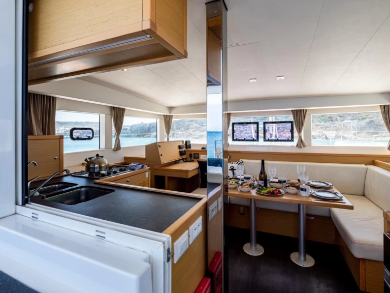 Hire Catamaran Lagoon with a boat licence