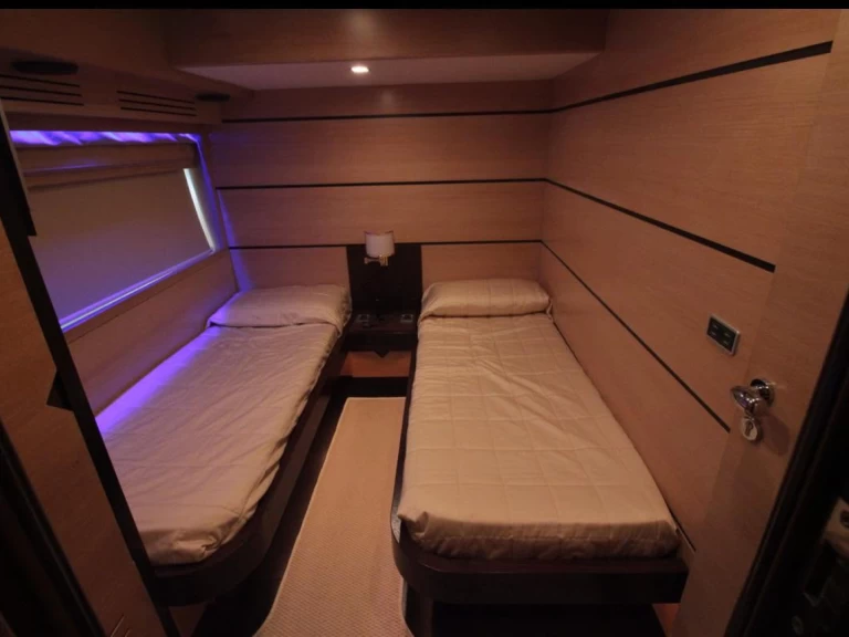 Charter a Leopard Leopard 23 in Gardens Yacht Marina on Samboat