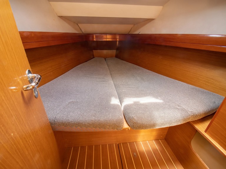 Charter a Jeanneau Sun Odyssey 36 in Nikiána on Samboat