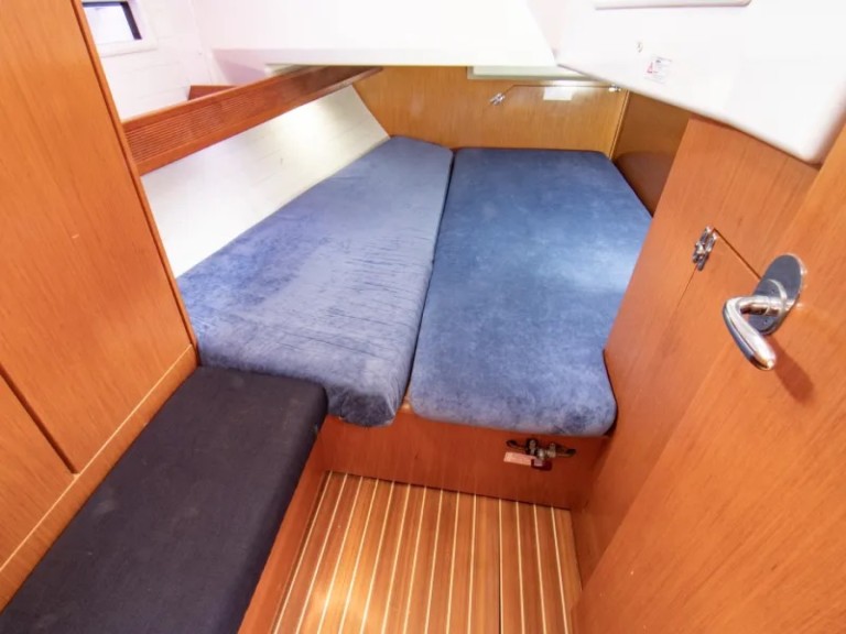 Charter a Bavaria Bavaria 40 in Nikiána on Samboat