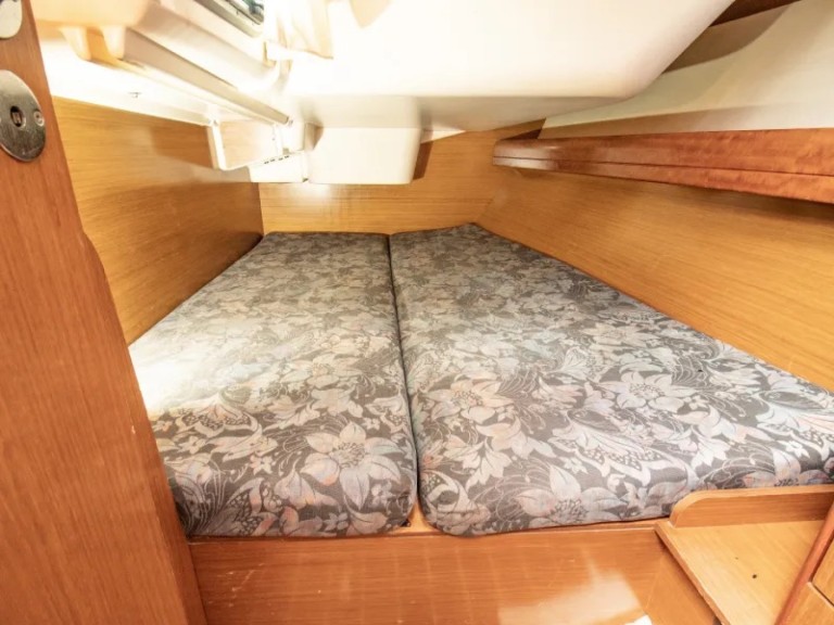 Sailboat to hire Nikiána at the best price