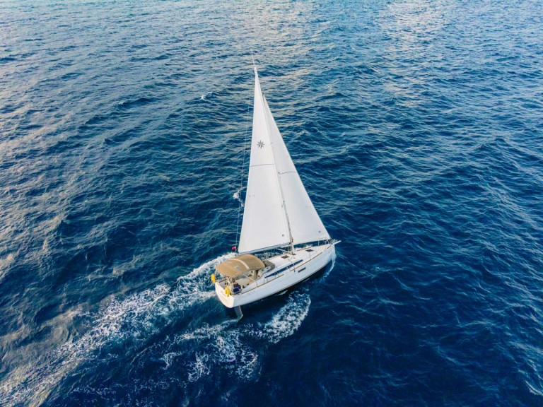 Hire Sailboat Jeanneau with a boat licence