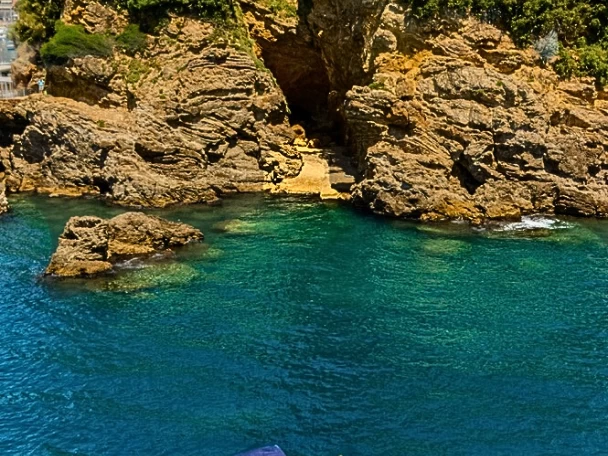 Hire Motorboat Boston Whaler with a boat licence