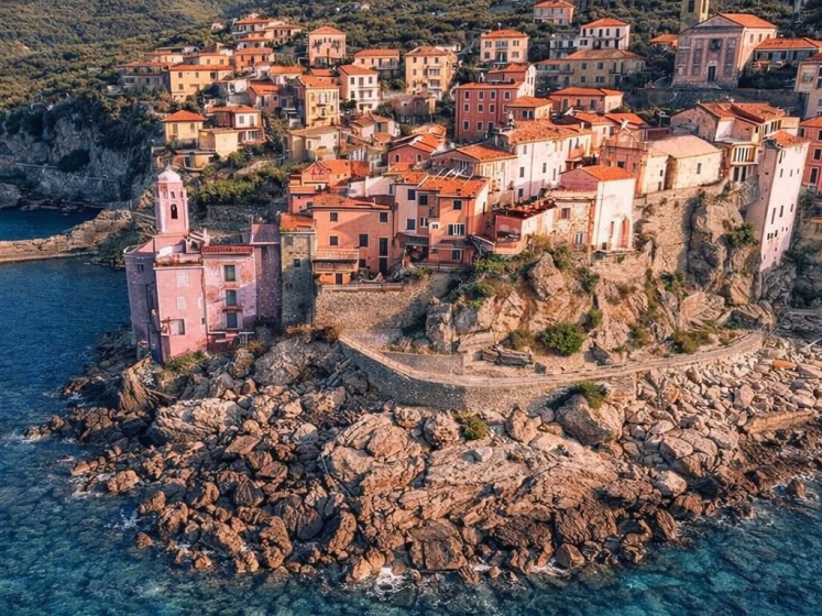 Charter a Boston Whaler Boston Whaler 220 Dauntless in La Spezia on Samboat