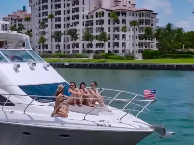 Hire Luxury Yacht Cruisers with a boat licence