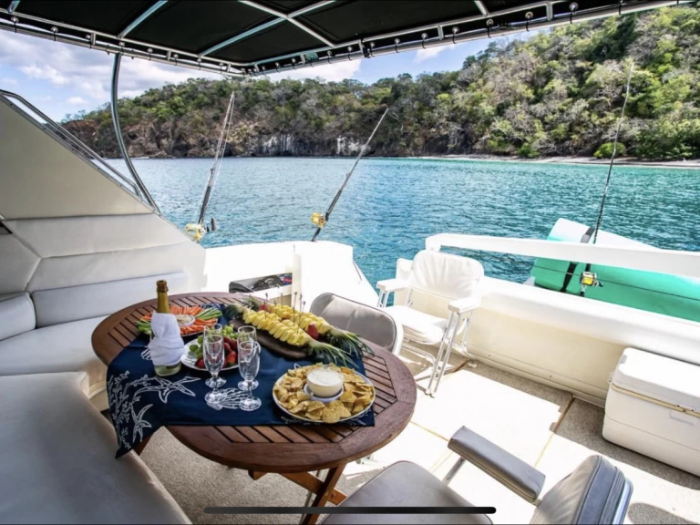 Luxury Yacht to hire Marina Papagayo at the best price