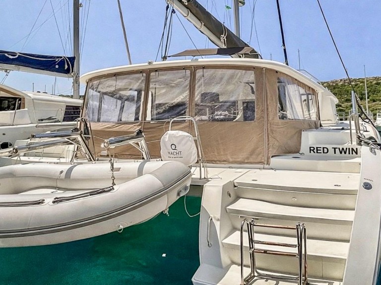 Hire Catamaran Lagoon with a boat licence