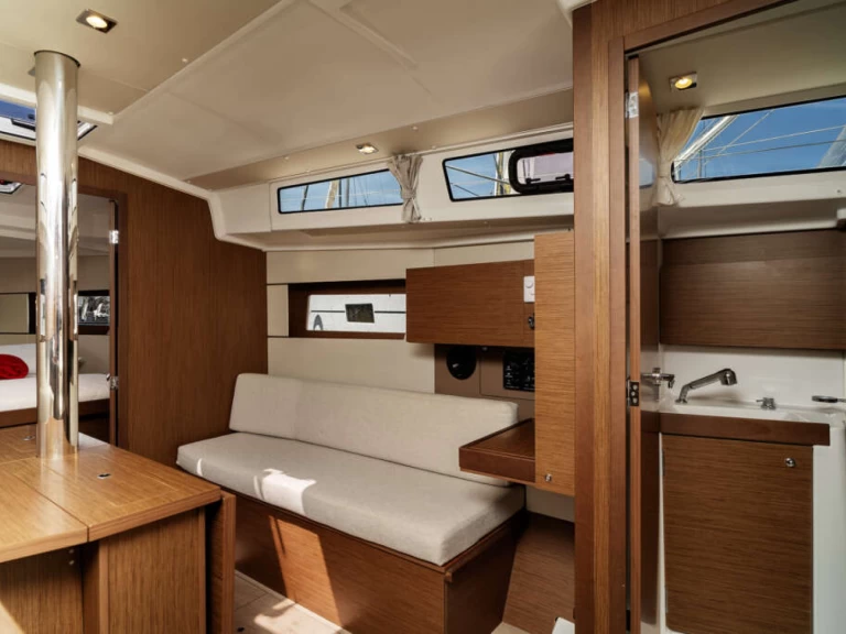 Hire a Bénéteau Oceanis 38 Olbia