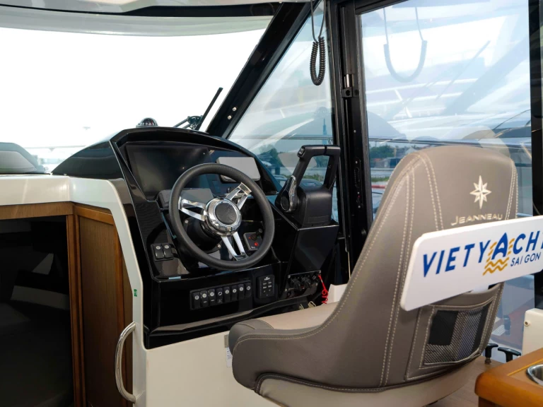 Motorboat hire in Phường Hiệp Bình Chánh - Jeanneau Merry Fisher 895