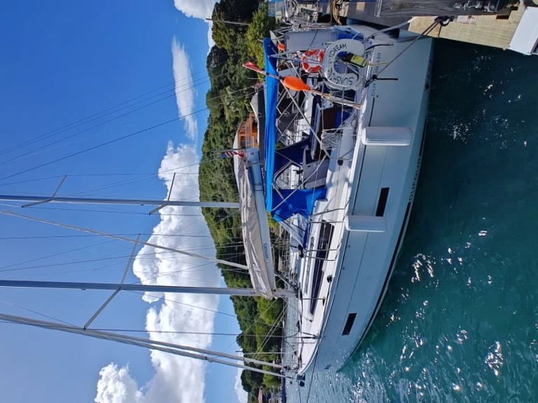 Charter a Dufour Dufour 430 in Frenchtown on Samboat