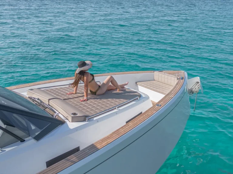 Hire Luxury Yacht Pardo Yachts with a boat licence