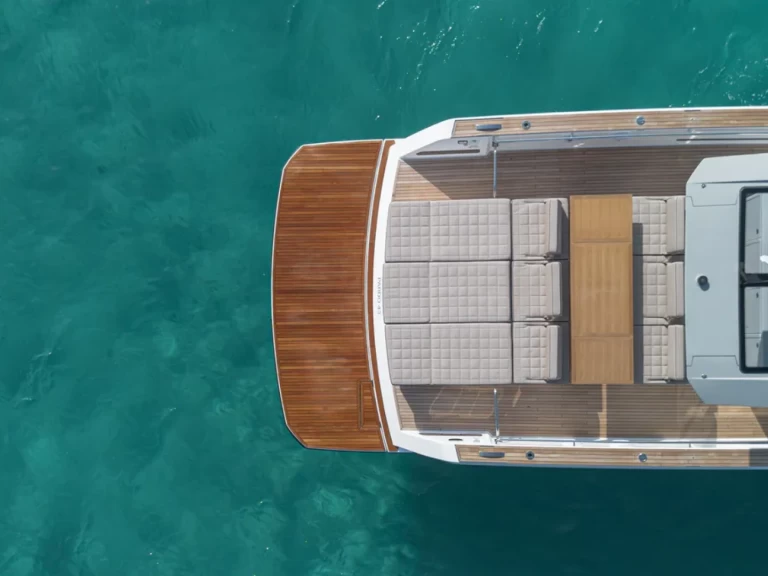 Luxury Yacht to hire Mahón at the best price
