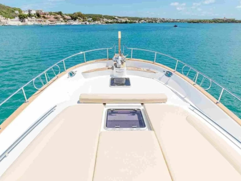 Hire Luxury Yacht sasga yacht with a boat licence