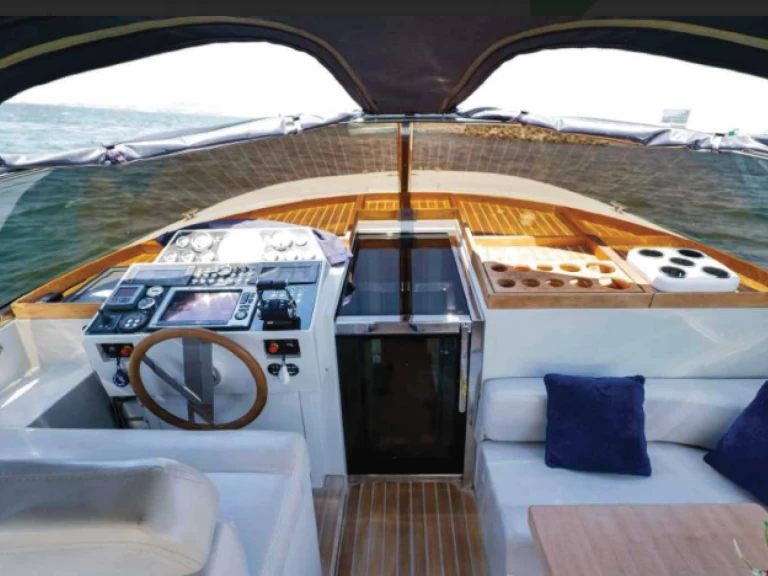 Hire Motorboat XL MARINE 51 with a boat licence