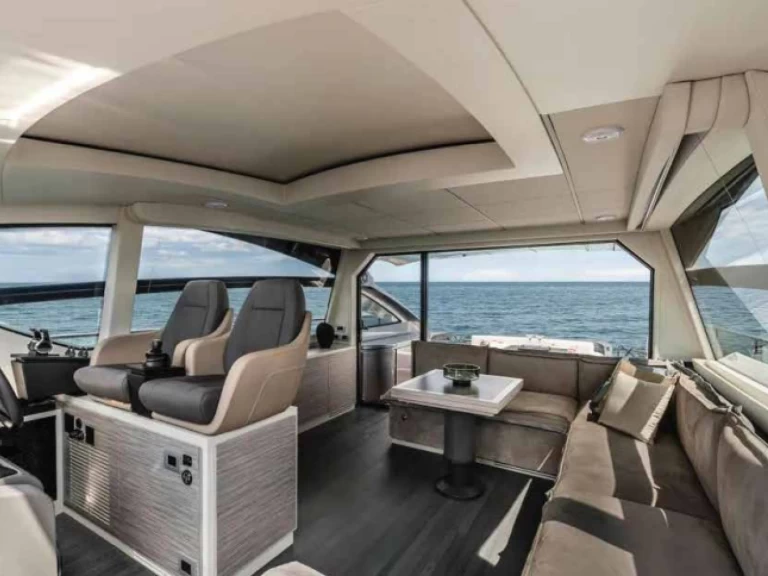 Charter a Pershing 6X in Castellammare di Stabia on Samboat