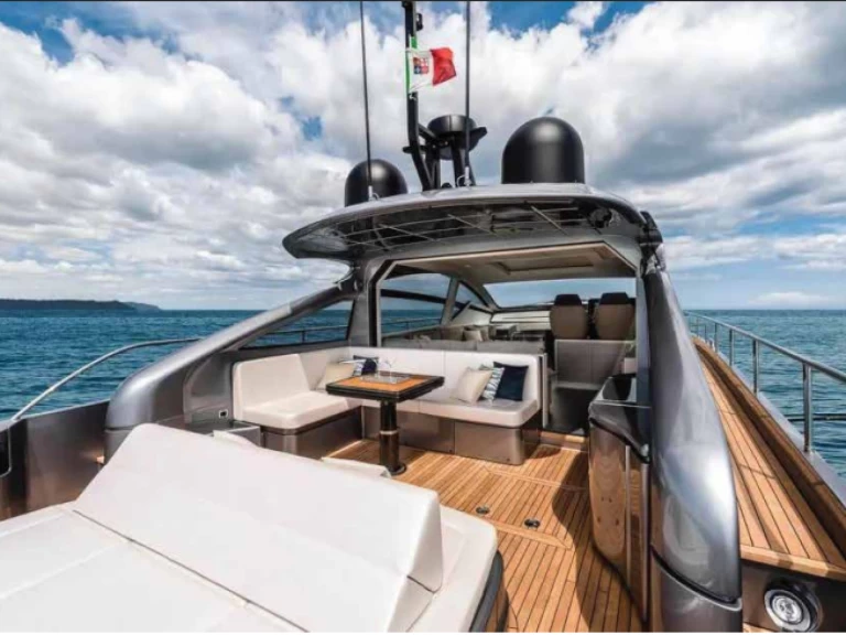 Hire Motorboat Pershing with a boat licence