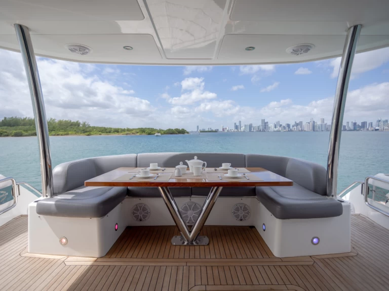 Hire Luxury Yacht Sunseeker with a boat licence