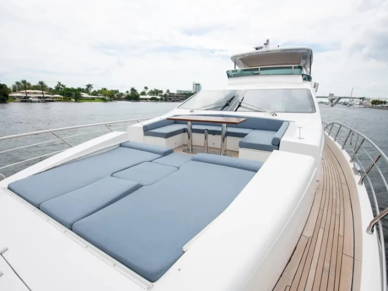 Charter a Azimut Azimut 88 in Miami on Samboat