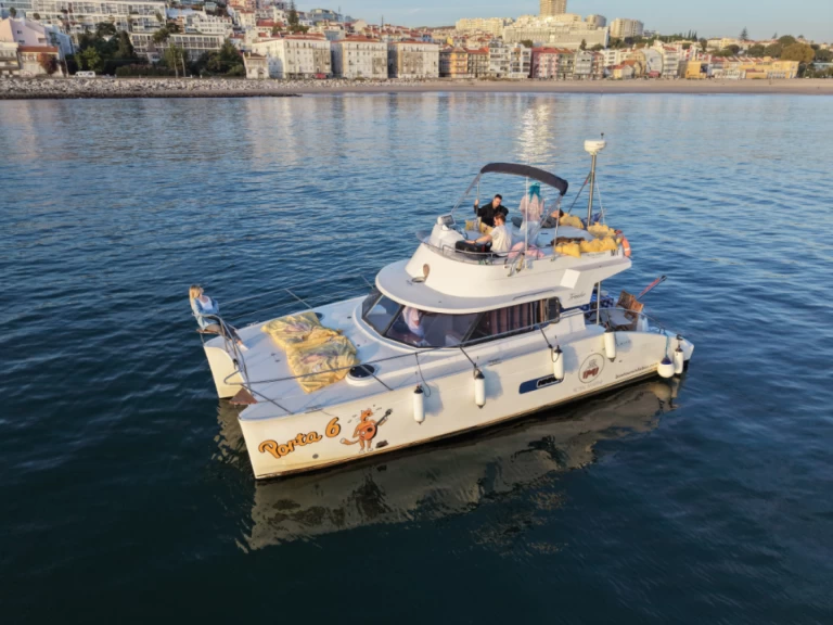 Hire Motorboat Fountaine Pajot with a boat licence