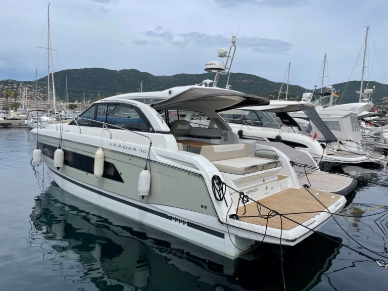 Charter a Jeanneau Leader 40 in Cavalaire-sur-Mer on Samboat
