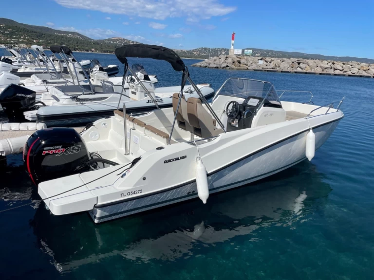 Yacht hire Cavalaire-sur-Mer cheap Quicksilver 675 Activ Open