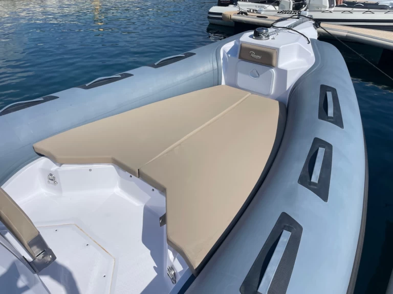 Ranieri Cayman 26 Sport Touring charter bareboat or skippered in  Cavalaire-sur-Mer