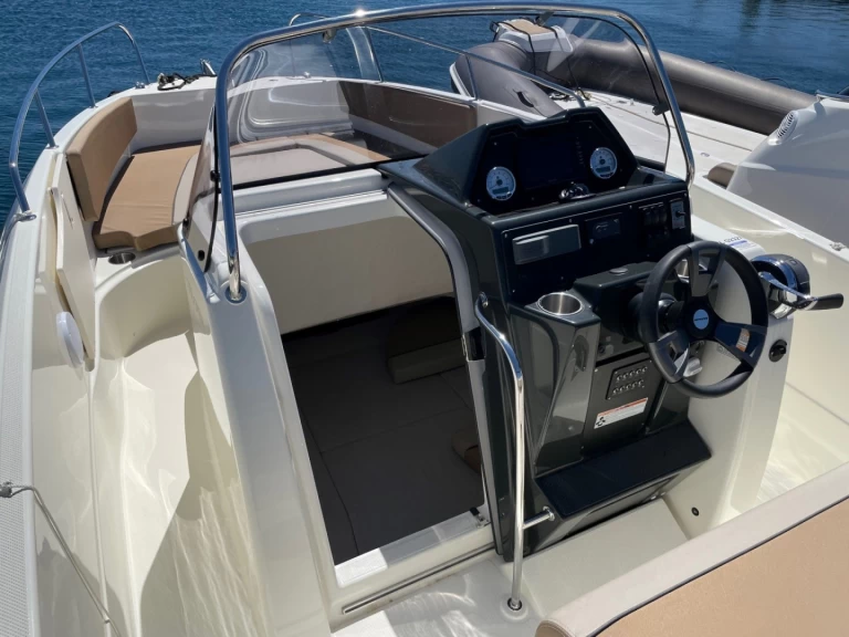 Hire Motorboat Quicksilver with a boat licence