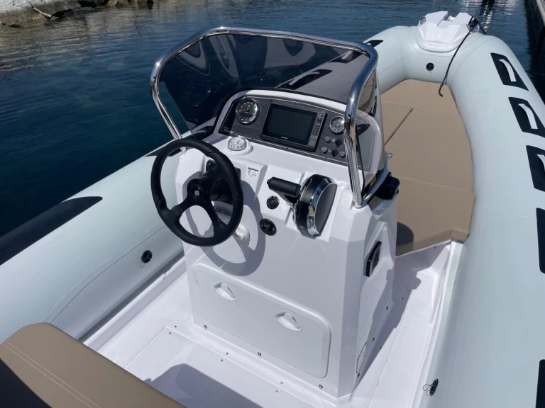 Charter a Ranieri Cayman 21 Sport in Cavalaire-sur-Mer on Samboat