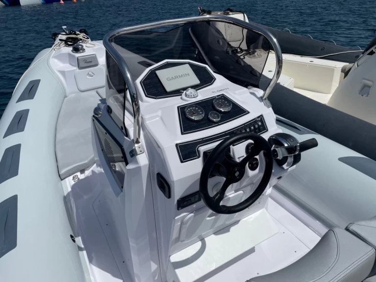 Ranieri International  RANIERI 23 CAYMAN SPORT TOURING charter bareboat or skippered in  Cavalaire-sur-Mer