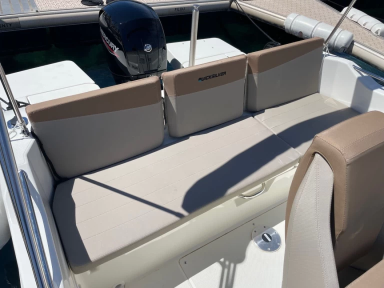 Yacht hire Cavalaire-sur-Mer cheap Quicksilver 675 Activ Open
