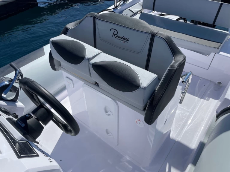Charter a Ranieri Cayman 26 Sport Touring in Cavalaire-sur-Mer on Samboat