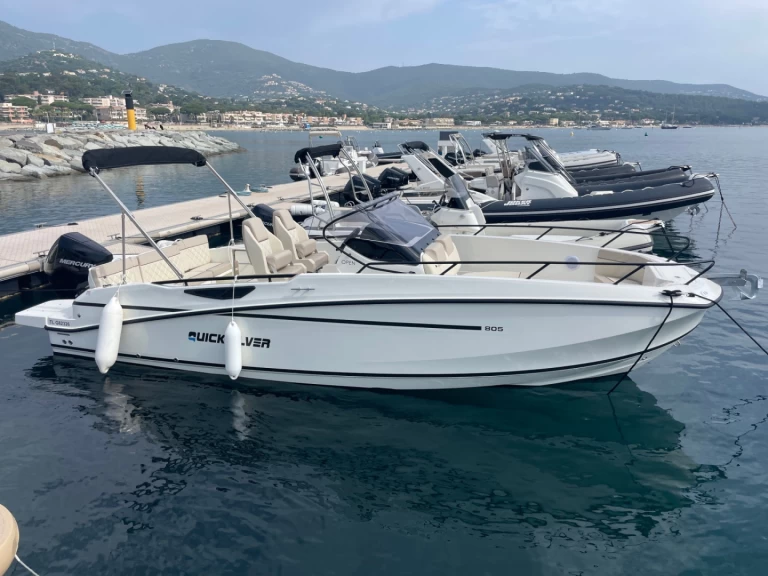 Motorboat hire in Cavalaire-sur-Mer - Quicksilver QUICKSILVER 805