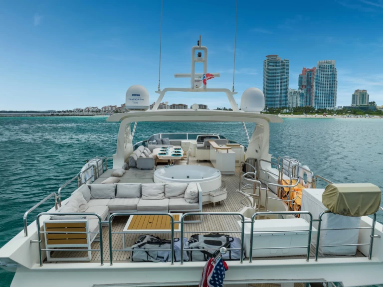 Charter a Azimut 85 Flybridge in Miami on Samboat