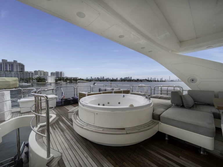 Hire Luxury Yacht Azimut with a boat licence