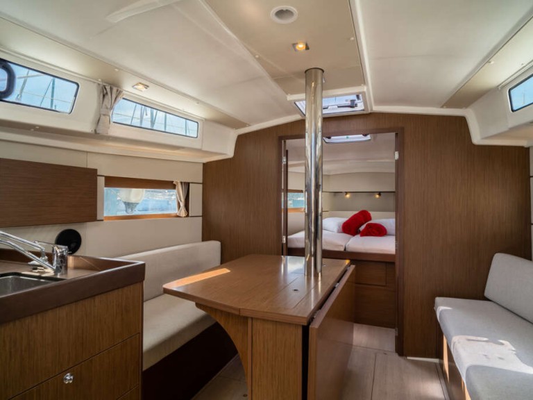 Hire Sailboat Bénéteau with a boat licence