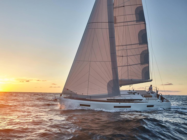 Sailboat to hire Lávrio at the best price