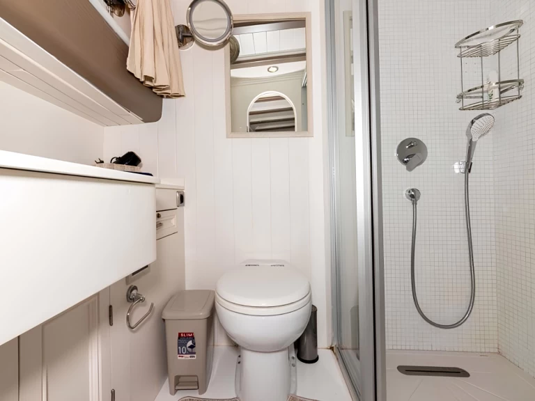 Hire Sailboat  with a boat licence