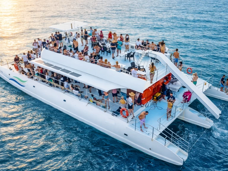 Hire a Custom - Trimarán 62 FT Trimaran Coco Bay