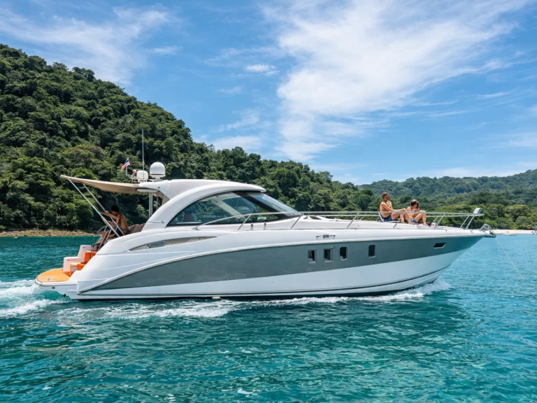 Hire a Cruiser Yachts 400 Express Coco Bay