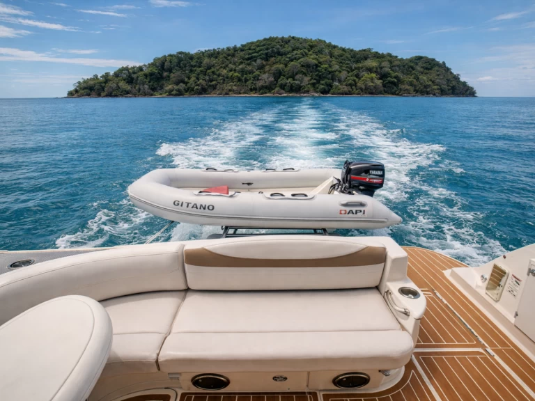Charter a Cruiser Yachts 400 Express in Coco Bay on Samboat