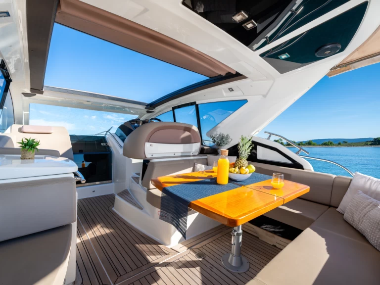 Hire a Cranchi Cranchi M44 HT Kaštel Gomilica