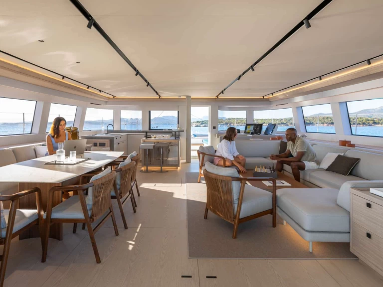 Hire Luxury Yacht Lagoon with a boat licence