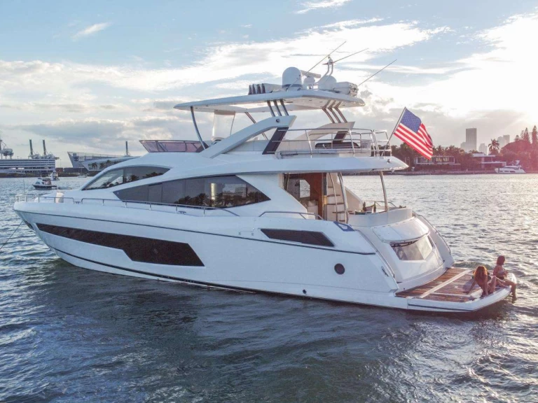 Luxury Yacht to hire Miami Beach at the best price