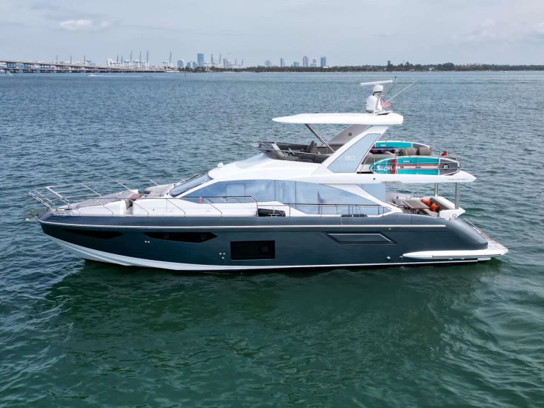 Hire Luxury Yacht Azimut with a boat licence