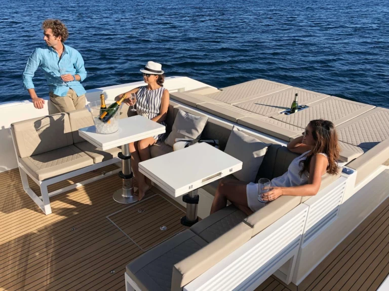 Luxury Yacht to hire Alimos at the best price