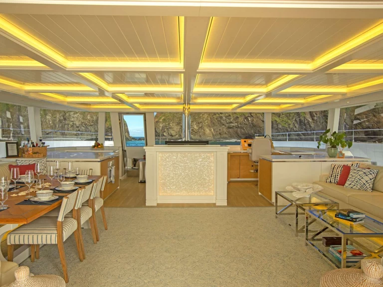 Hire Luxury Yacht Sunreef with a boat licence