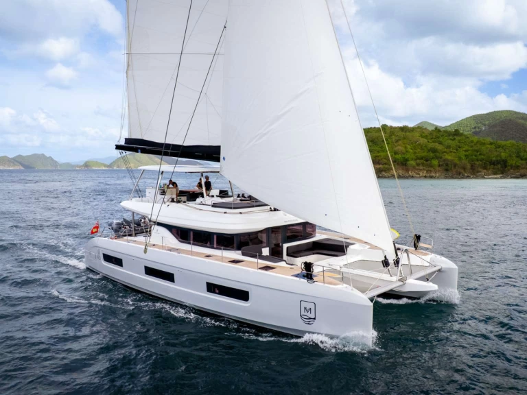 Hire Luxury Yacht Lagoon with a boat licence