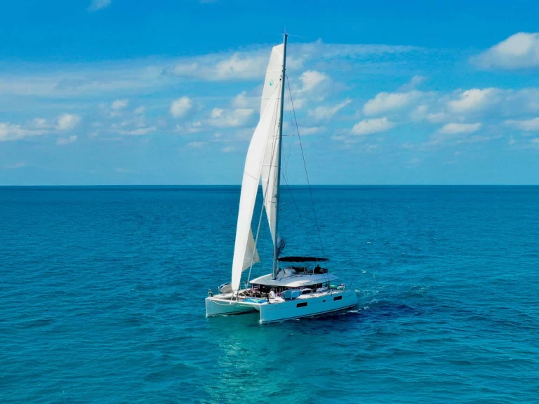 Charter a Lagoon WHISPERS II in Nassau on Samboat