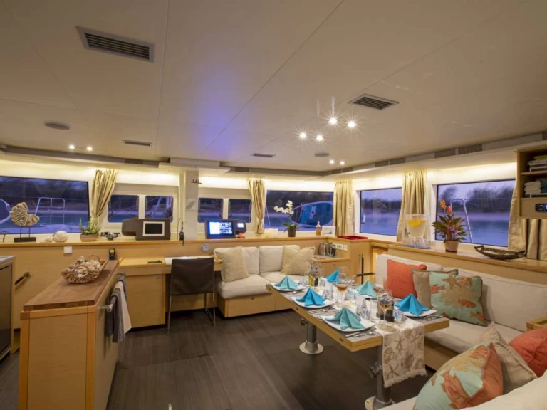 Hire Luxury Yacht Lagoon with a boat licence