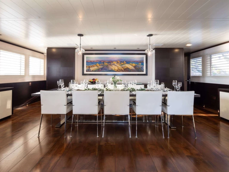 Hire Luxury Yacht Feadship with a boat licence